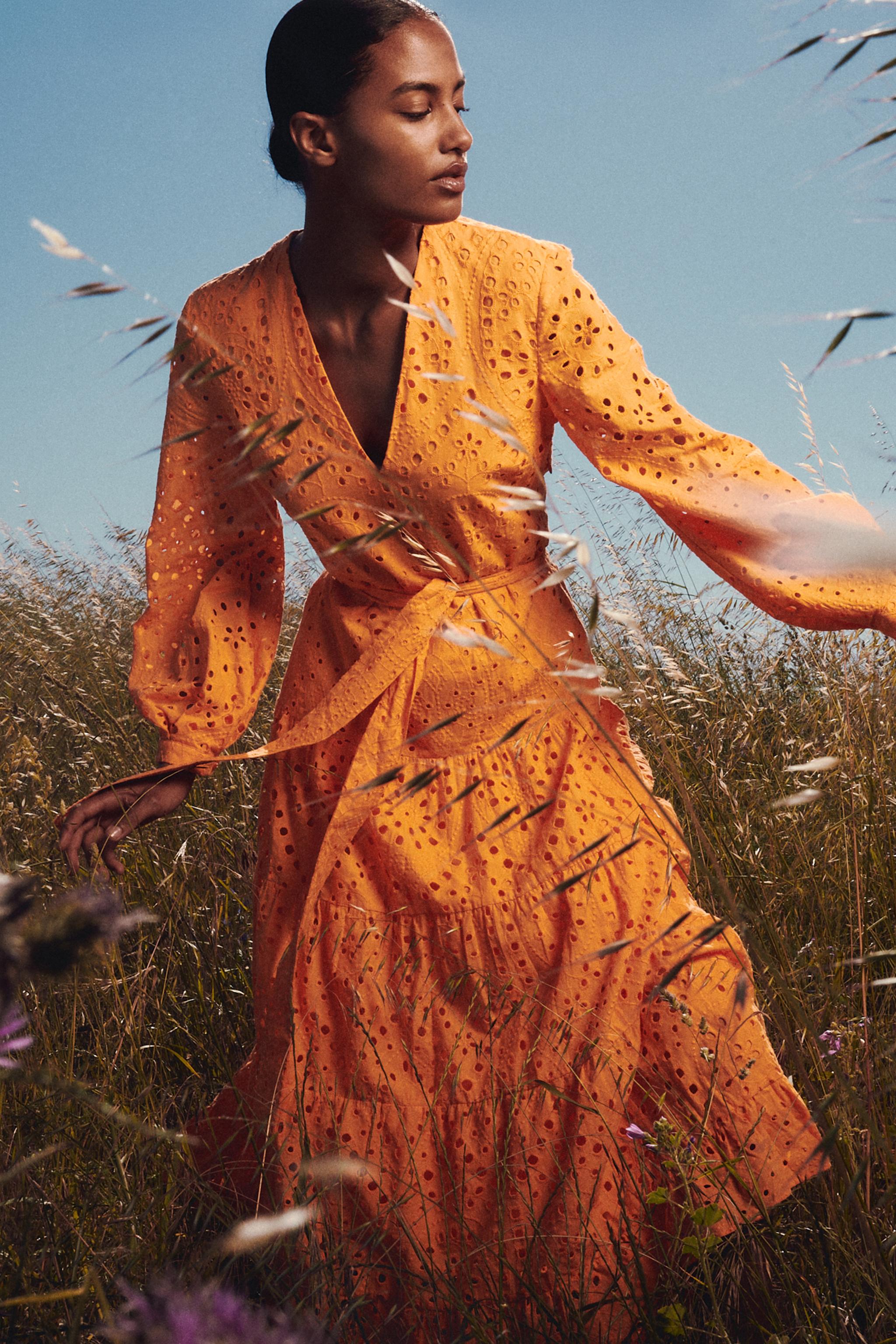 ROBE AVEC BRODERIE PERFOREE ET CEINTURE Orange fluo ZARA France